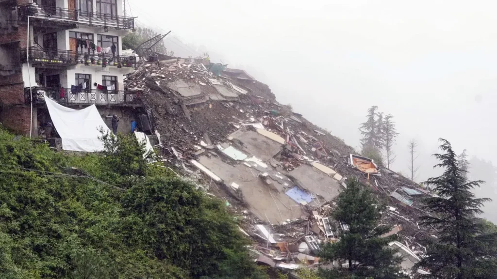 in Himachal Pradesh,a multi-storey building that collapsed following heavy rainfall,while search continues for missing people.